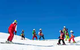 Während die Kinder erste Schwünge wagen... - Foto: Helmuth Rier